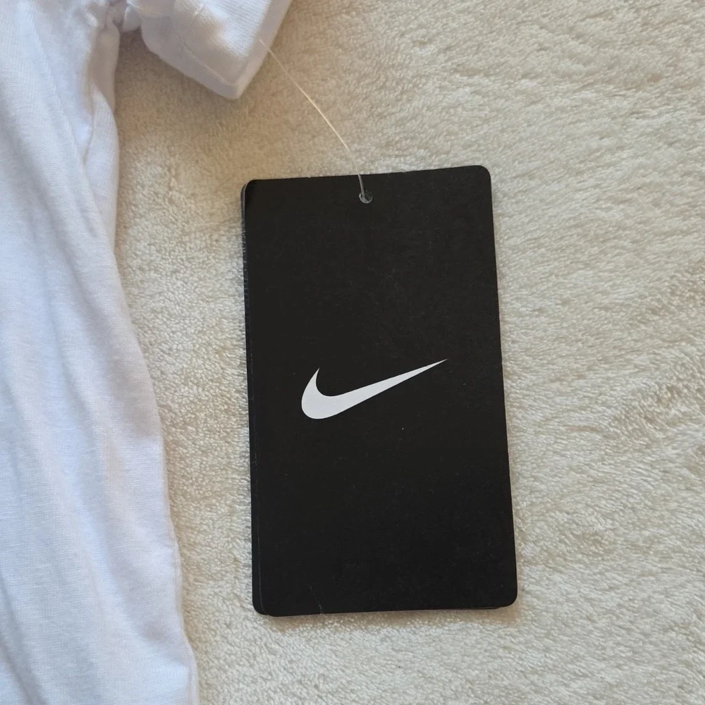 Nike Boys White Graphic Print Athletic Cut Crew‎ Neck T-Shirt Size 5 86J355-001